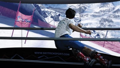 slalom géant avec le simulateur de ski devant l'écran panoramique